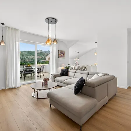 Spacious 4 Bedroom With Sea View - Free Parking Apartman *