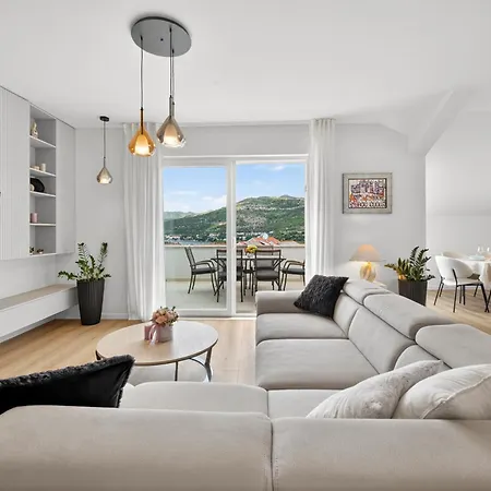 Spacious 4 Bedroom With Sea View - Free Parking Apartman *