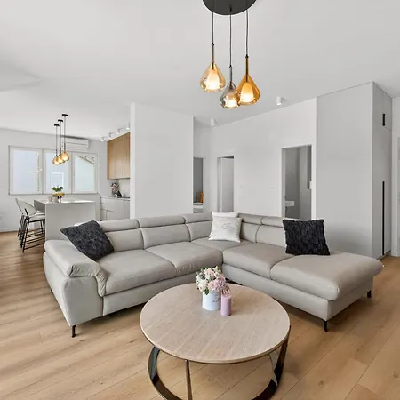 Apartman Spacious 4 Bedroom With Sea View - Free Parking *