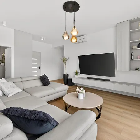 Spacious 4 Bedroom With Sea View - Free Parking *