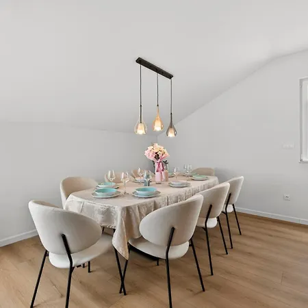 Spacious 4 Bedroom With Sea View - Free Parking 아파트