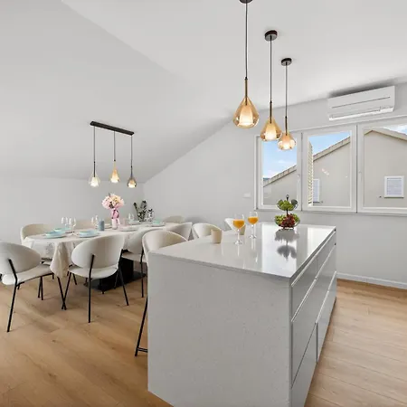 Spacious 4 Bedroom With Sea View - Free Parking *