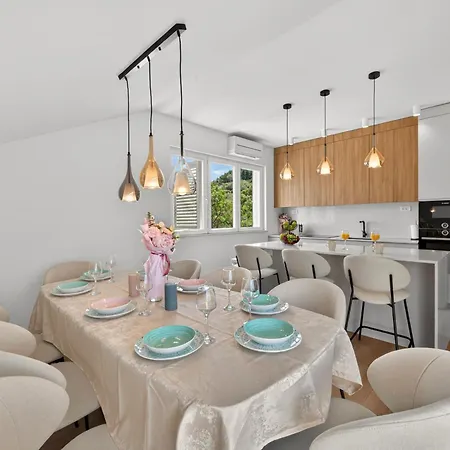Apartman Spacious 4 Bedroom With Sea View - Free Parking