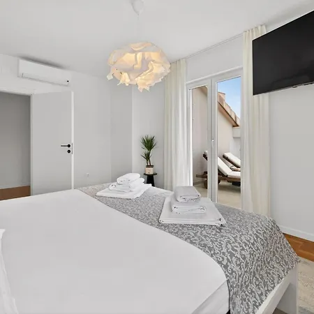Spacious 4 Bedroom With Sea View - Free Parking Apartman *