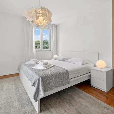 아파트 Spacious 4 Bedroom With Sea View - Free Parking *