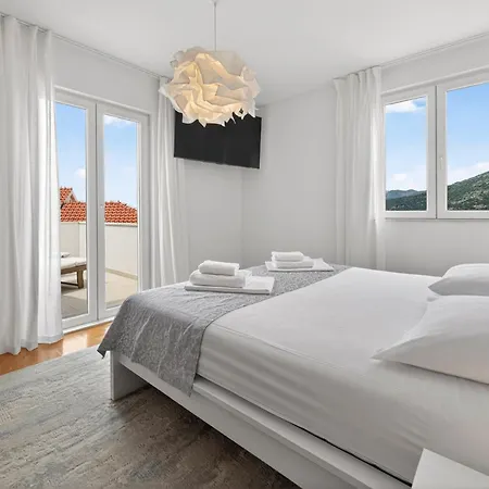Spacious 4 Bedroom With Sea View - Free Parking 아파트 두브로브니크