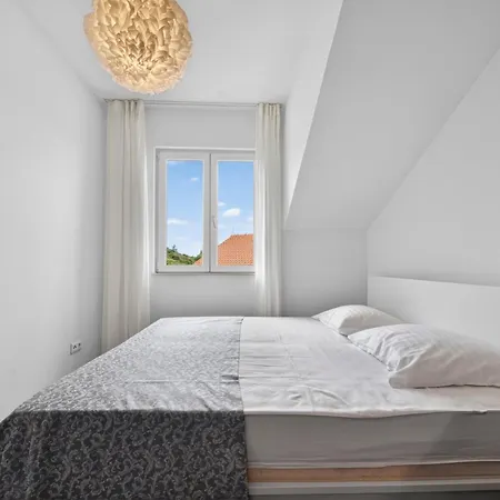 Spacious 4 Bedroom With Sea View - Free Parking *