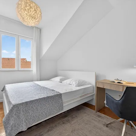 Spacious 4 Bedroom With Sea View - Free Parking *