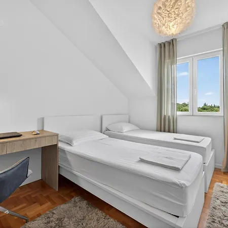 Spacious 4 Bedroom With Sea View - Free Parking