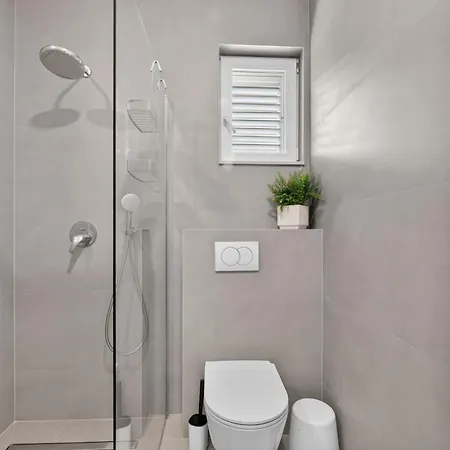 Spacious 4 Bedroom With Sea View - Free Parking *