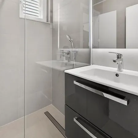 Spacious 4 Bedroom With Sea View - Free Parking Apartman *