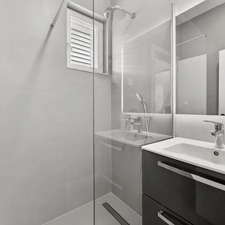 Apartman Spacious 4 Bedroom With Sea View - Free Parking *